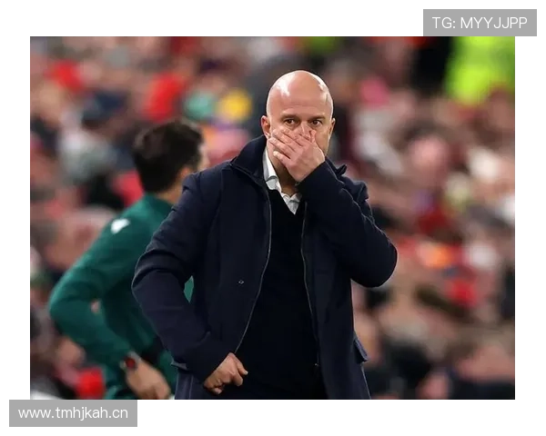 曼联重建困境持续:频繁调整缺乏明确方向,影响球队稳定性 曼联重建困境持续:频繁调整缺乏明确方向,影响球队稳定性