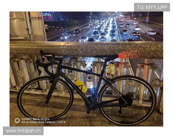 孔帕尼下场后穿着拖鞋逛球场，这大佬也太接地气了吧？