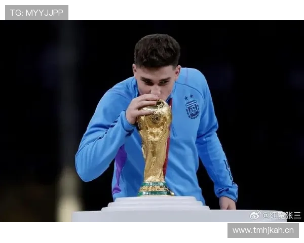 阿尔瓦雷斯是前锋还是中场？战术角色与位置适配分析