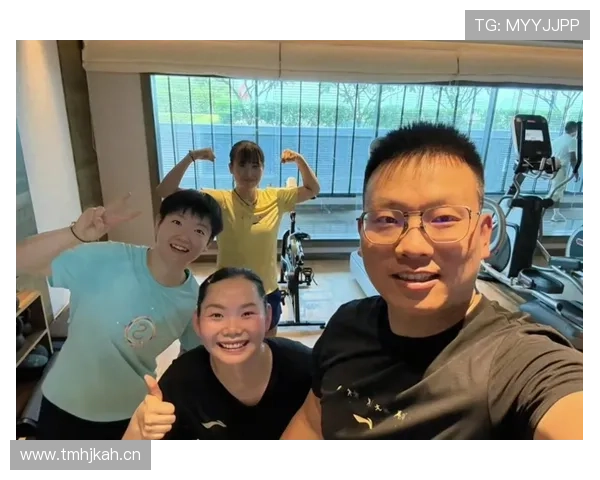 何卓佳训练完直接拎着爱马仕去吃路边摊？