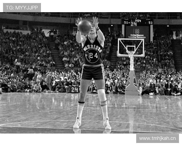 里克·巴里无球跑动拉开空间，改变勇士进攻结构